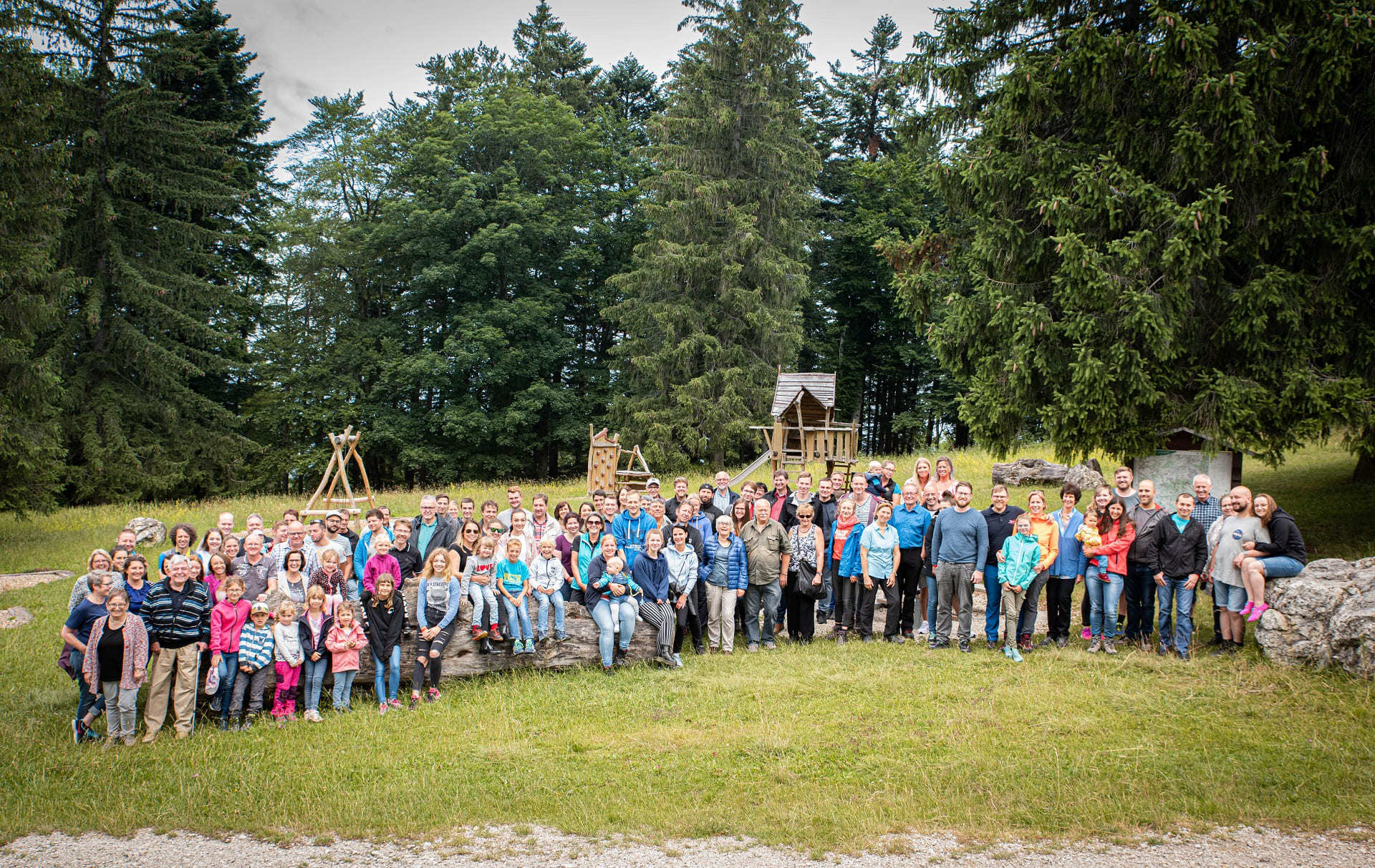 Foto de grupo de la plantilla en el aniversario de la empresa de Mehrer en el Plettenberg